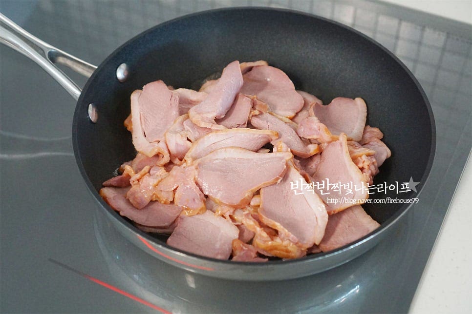 달군 팬에 고기를 올려 구워줍니다. 재료에서 기름이 많이 나오기 때문에 따로 식용유를 두를 필요 없이 볶아줍니다. 뭉치지 않게 하나씩 풀어가며 노릇노릇 먹기 좋게 구워줍니다.