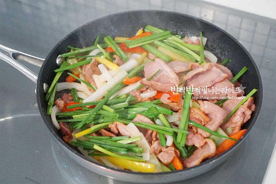 아삭하게 야채가 익고 부드럽고 촉촉하게 오리고기가 익면 마지막으로 부추를 넣고 마무리합니다. 부추는 금방 익고 숨이 죽기 때문에 마지막에 넣고 불을 끄고 볶아주면 됩니다. 그럼 더 향긋한 향미를 맛볼 수 있답니다. 입맛에 따라 후춧가루나 참기름을 약간 더해주세요.