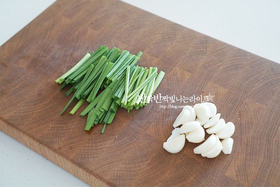 맛궁합이 좋은 부추는 식초물에 담가 살짝 흔들어 씻어 물기를 털어준 뒤 4cm 길이로 자르고 마늘은 2~3등분 편으로 썰어줍니다. 양파는 채 썰고, 파프리카는 꼭지와 심지를 제거한 뒤 양파와 같이 채를 썰어줍니다. 색깔을 다르게 넣어주면 맛있어 보입니다. 대파는 길게 반으로 가른 뒤 4cm 길이로 잘라줍니다.