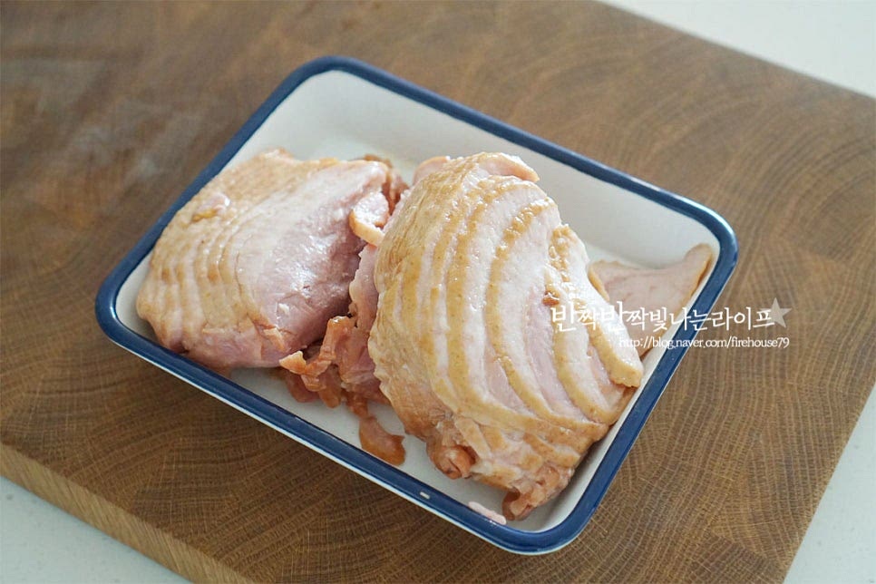 훈제오리는 200g 정도 양을 준비했어요. 뭉친 것은 먹기 좋게 분리해 줍니다. 먹을수록 담백 고소한 감칠맛이 느껴지는 게 풍부한 풍미를 맛볼 수 있어 그대로 구워서 먹어도 맛있지만 아삭한 야채와 양념을 더하면 더욱 맛이 좋습니다.