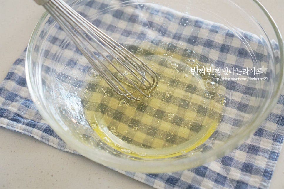 냉장고에서 꺼내어 냉기를 뺀 실온 상태의 흰자 110g을 준비합니다. 거품기로 가볍게 저어 덩어리 없이 풀어줍니다. 초보 홈베이킹으로 만들기 어렵지 않은 게 거품기와 주걱만 있으면 순서대로 재료를 넣고 섞어주면 됩니다. 설탕 90g, 꿀 17g, 소금 1g을 넣어줍니다. 설탕과 함께 꿀을 넣어서 보다 촉촉한 맛을 더해주었습니다. 재료가 어우러지도록 섞어줍니다. 잔거품이 생기면서 걸쭉한 농도가 됩니다.