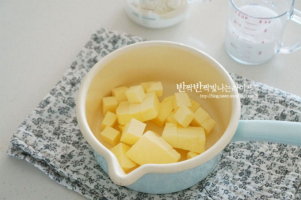 금괴를 닮은 모양인 피낭시에는 반죽에 갈색으로 태운 버터를 넣고 풍미를 더해 구워만드는데요. 구움과자 종류는 발효버터로 만들면 더 깊은 맛을 낼 수 있습니다. 냄비에 큐브 모양으로 자른 버터를 넣고 약불에서 천천히 녹여줍니다. 지글지글 끓어오릅니다. 센 불에서 녹이지 않고 중약 불로 끓여서 탄 맛없이 진한 풍미를 내어줍니다. 그을림이 생기면서 침전물이 가라앉고 갈색빛이 돌면 불을 끕니다. 잔열로 타지 않도록 찬물에 담가 열을 식히고 따뜻한 정도의 50~60도 정도로 맞추어줍니다. 깔끔한 맛을 위해 고운 체에 밭쳐 굵은 침전물은 걸러내어줍니다.