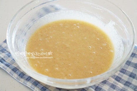 만든 반죽은 랩을 씌운 뒤 냉장고에서 한 시간 휴지해줍니다.