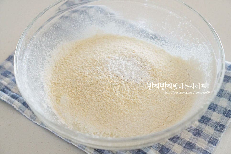 박력분 50g, 아몬드가루 46g을 곱게 체에 내려줍니다. 박력분과 아몬드가루를 함께 넣어 쫀득하고 고소한 맛을 살려줍니다. 주걱으로 세워서 날가루가 보이지 않게 섞어줍니다.
