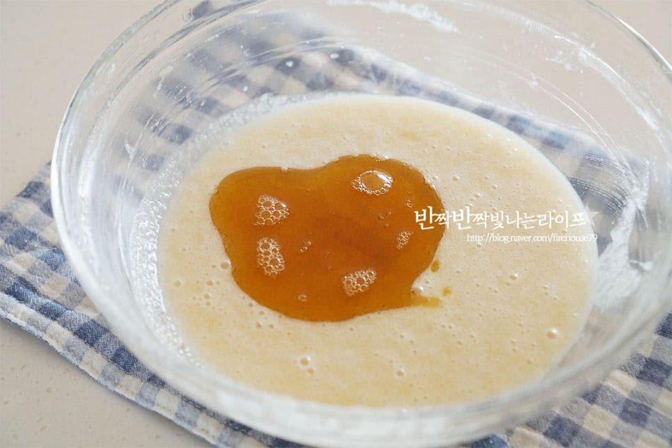 만들어둔 헤이즐넛 버터를 두세 번에 나누어 넣어줍니다. 이때 온도가 중요한데 50~60도로 만져보았을 때 따뜻한 정도입니다. 반죽과 겉돌지 않도록 따뜻한 버터를 나누어 넣어 반죽과 흡수가 되도록 해줍니다. 1/2분량을 먼저 넣고 섞이면 나머지를 넣고 분리되지 않게 섞어줍니다.