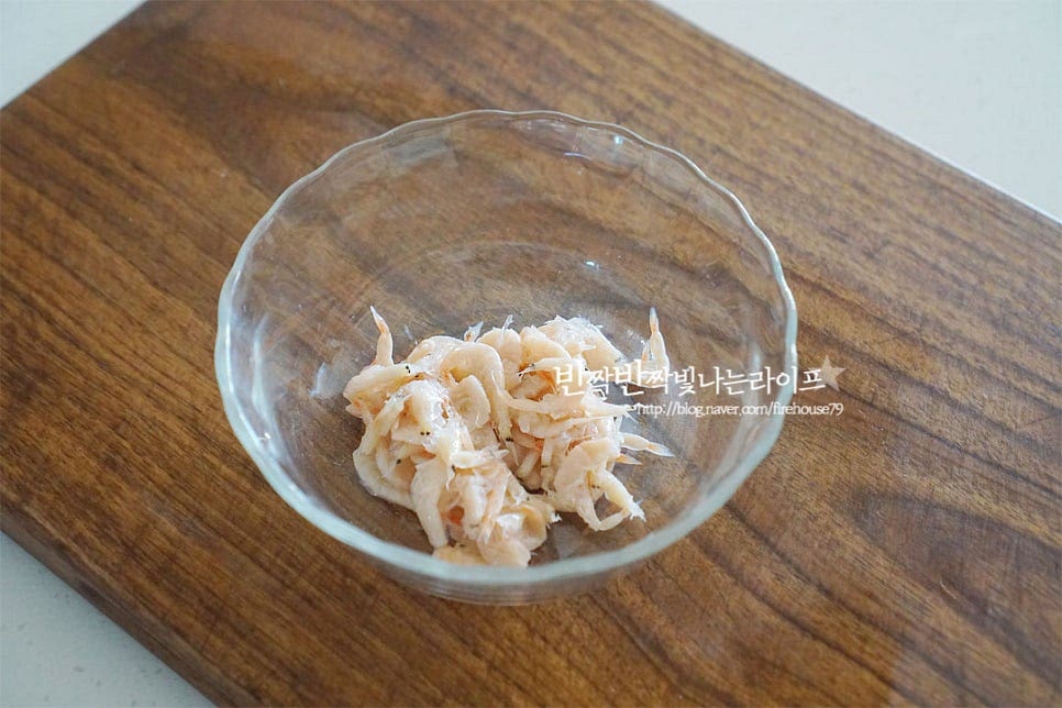 볼에 젓갈을 먼저 담아줍니다. 한 번에 많이 만들기보다 먹을 만큼 만들어 드시는 게 좋습니다. 고춧가루 1 작은 술, 다진 대파 1 큰 술 다진 마늘(2알), 다진 양파 2/3 큰 술 다진 고추, 황설탕 약간 넣어줍니다. 설탕 같은 경우 감칠맛을 살려줄 정도로 아주 약간 넣어주었는데요. 간을 보고 기호에 따라 가감하여 주세요. 설탕 대신 매실액 약간 넣어주셔도 좋습니다. 고소한 참기름과 깨도 넣어주어요. 참기름은 너무 많이 넣으면 오히려 고소한 풍미가 느끼할 수 있어 적당히 넣어주시는 게 좋아요. 재료를 모두 담은 뒤 먹기 좋게 무침해 주시면 됩니다. 정말 간단하죠~ 말 그대로 5분 컷 완성입니다. 짭조름한 감칠맛에 매콤하고 고소함이 더해져 고기 먹을 때, 밥반찬으로 딱 좋은데요. 먹을 만큼 바로 만들어 먹음 딱 먹기 좋아요. 영상도 같이 담았어요. 우리 집은 고기를 좋아하는지라 고기 먹을 땐 꼭 같이 곁들여 먹곤 하는데요. 젓갈 특유의 감칠맛이 깊어요~ 새우젓양념장 맛있게 만들어 드세요^^ 끄읕