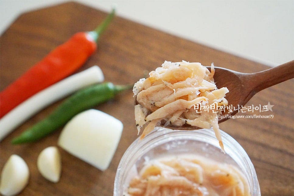 새우젓무침을 만들 땐 씹히는 맛이 큼직한 육젓이나 오젓이 잘 어울리는데요. 냉장고에 넣어둔 새우젓이면 모두 가능합니다~ 칼칼한 매운맛 더해주는 고추, 달큰한 양파와 향긋한 대파 알싸한 마늘을 준비했어요. 모두먹기 좋게 다져주었는데요. 마늘을 바로 으깨어 다져 넣어주시면 향이 더 맛깔납니다^^