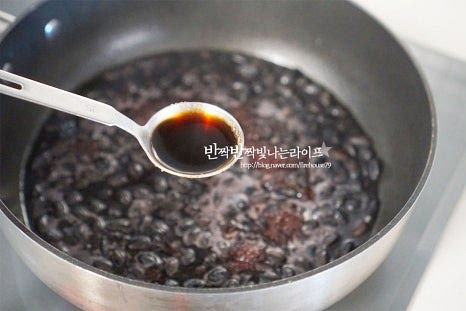 짭짤하면서도 달콤하게 간을 하기 위해 진간장 3 큰 술, 황설탕 1½ 큰 술 맛술 2 큰 술을 넣어줍니다. 간에 따라 단맛과 짠맛은 조절해 주고 15~20분 정도 졸여가며 익혀줍니다. 중간중간 골고루 섞이도록 저어가며 조림 상태에 따라 졸여주세요.