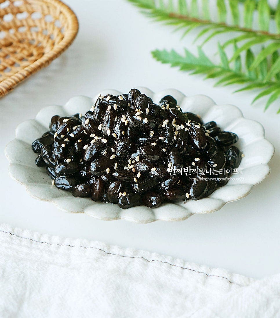 윤기가 나는 게 맛있게 완성입니다. 한입 집어서 먹어보면 먹을수록 고소한 풍미와 단짠 양념이 맛있어요. 영상도 같이 담았어요. 부드럽게 만들기 위해 조리 시간은 조금 있는 편이지만 과정이 복잡하지않으며 만들어두면 내내 든든한 반찬이기도 하죠. 충분하게 불려서 삶은 뒤 양념 재료를 넣고 졸이면되는 레시피랍니다. 달콤 짭조름하고 맛있게 만들어드세요. 끄읕 !