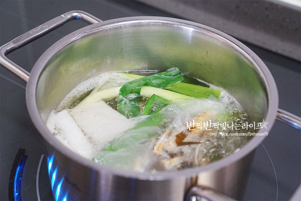 물 1L에 육수팩과 대파, 무를 넣고 멸치 다시마 육수 700ml 정도를 우렸어요. 멸치와 다시마 등을 넣고 끓여도 되지만 간편하게 육수 팩을 활용하면 편해요~