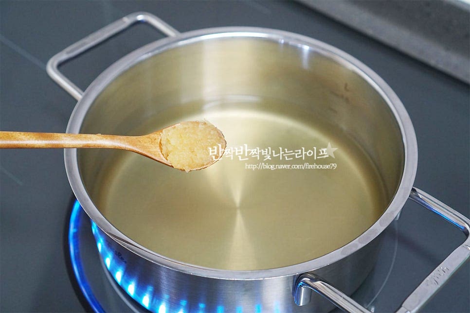 냄비에 육수를 넣고 끓으면 다진 마늘 1 작은 술, 국간장 1 큰 술 참치액 1 큰 술을 넣고 간을 해요. 국간장과 액젓을 같이 넣어주면 감칠맛이 더 깊게 난답니다^^ 간을 하고 다시 끔 바글바글 끓으면 만두를 넣어줍니다. 만두국 레시피에서 생각보다 만두피가 잘 퍼지므로 재료가 적당히 익을 정도로 끓여주어야 그릇에 담아 먹을 때 퍼지지 않아요. 재료가 익으면 대파를 넣고 마무리해요. 간을 보고 부족한 간은 소금으로 해줍니다. 그럼 국물이 더 깔끔하고 정갈해요. 마지막에 참기름 한두방울 넣어도 고소한 풍미가 더해져 맛있어요. 이건 기호에 따라 넣어줍니다. 그릇에 왕만두와 국물, 달걀지단과 김가루 고명을 올려주면 먹음직스러운 만둣국 완성입니다. 끓이는법 영상을 같이 보시면 조금 더 쉽게 따라 만드실 수 있답니다. 노란 달걀지단을 올려주면 국물 맛이 더 깔끔하고 정갈해요. 걸쭉한 국물을 좋아한다면 지단을 준비하지 않고 계란을 잘 풀어서 마지막에 넣고 한소끔 끓여주셔도 되고요. 속이 꽉 찬 만두와 뜨끈한 국물 간단하게 만들어서 푸짐하게 챙겨드실 수 있어요. 여기에 떡국떡 넣어서 드셔도 별미죠. 만두국 끓이는법 냉동 만두와 육수 팩을 활용하면 집에서도 깊은 맛 담아서 만드실 수 있어요. 간단하고 맛있게 만들어 드세요^^ 끄읕 ! 비빔만두도 같이 참고해 주세요.