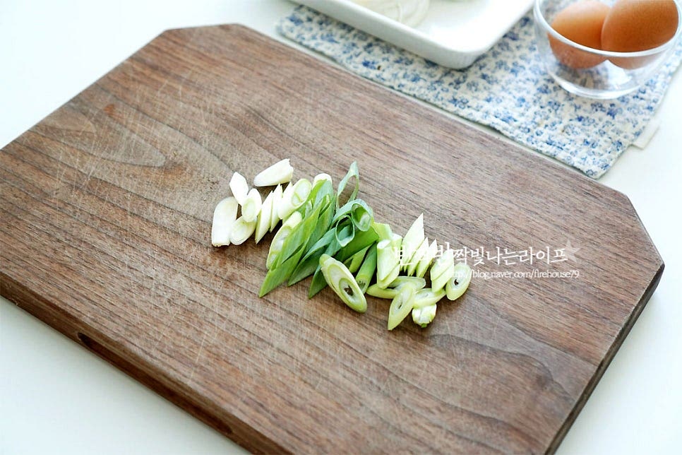 고명으로 곁들일 대파는 어슷하게 썰어 준비합니다. 달걀을 곱게 풀어서 지단을 구워줍니다. 달군 팬에 식용유를 약간 두른 뒤 키친타월로 가볍게 닦아내어요. 약한 불에서 지단을 부드럽게 구워 먹기 좋게 썰어줍니다.