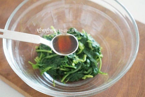 깔끔하게 간장과 액젓으로 감칠맛을 더해줍니다. 쓴맛이 강할 때는 된장 양념도 잘 어울리지만 향긋한 재료의 향미를 살릴 땐 깔끔하게 양념을 해줍니다. 국간장 1 작은 술, 참치액 1 작은 술 다진 마늘 1 작은 술, 매실액 1 작은 술 참기름 1 큰 술을 넣어줍니다. 간에 따라 부족한 짠맛은 소금으로 조절해 줍니다. 간이 어우러질 수 있도록 조물조물 버무려줍니다. 통깨 약간 넣고 완성합니다. 짭조름하면서 고소한 맛이 잘 어울립니다.