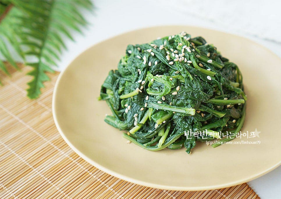 향긋함이 가득한 봄나물 반찬 완성입니다. 깔끔한 양념이 취나물무침의 맛, 향과 잘 어울린답니다. 영상도 같이 담았어요. 억센 부분은 먹기좋게 보드랍게 삶은 뒤 몇가지 양념으로 버무리면 반찬으로 먹어도 좋고 비빔밥에 넣어도 고소한 감칠맛을 맛볼 수 있는 레시피로 맛있게 봄을 맛볼 수 있답니다. 적당하게 부드러우면서 아삭하고 본연의 진한 향미를 맛볼 수 있는 취나물요리 맛있게 요리해드세요. 끄읕 !