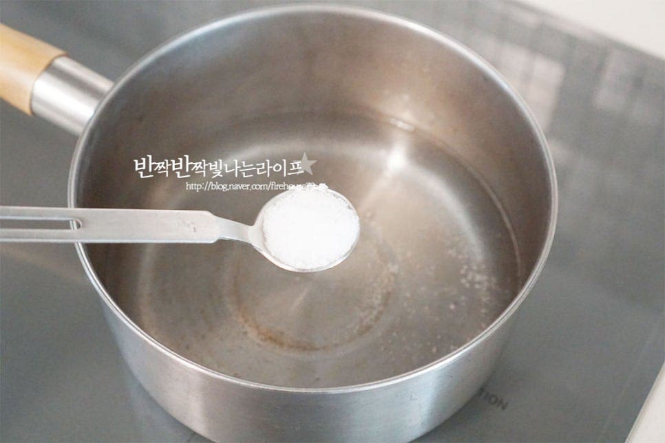 냄비에 넉넉하게 물을 붓고 끓어오르면 소금 1/2 큰 술을 넣어줍니다. 끓는 상태로 손질한 취나물을 넣고 1분 30초~2분가량 데쳐줍니다. 억센 정도에 따라 삶는 시간을 조절해 주는데요. 줄기 부분을 만져보았을 때 먹기 좋게 보드랍게 삶아지면 됩니다. 물러지지않도록 찬물에 헹구어 잔열을 식혀 물기를 짜줍니다. 길이에 따라 긴 것은 먹기좋게 잘라주세요.