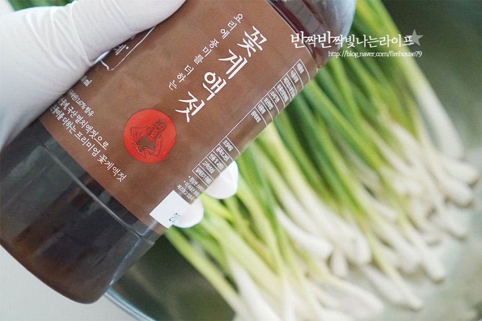 파김치 담그는법 팁은 꽃게액젓으로 절이는 것인데요. 김치 양념의 감칠맛을 풍부하게 해줍니다. 까나리나 참치액젓으로 대체 가능합니다. 쪽파의 하얀 뿌리 부분을 비스듬하게 놓은 뒤 꽃게액젓 50ml를 부어 절입니다. 숨이 죽으면서 매운맛을 잡아주는데 잎 부분은 금방 숨이 죽으니 줄기 부분 위주로 20분 정도 절여주면 됩니다. 굵기에 따라 절이는 시간을 조절해주면 됩니다. 중간에 한두 번 뒤적여 골고루 절여지도록 해줍니다.