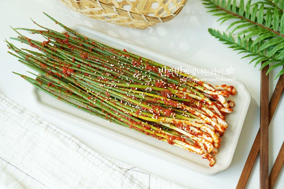 가지런하게 모양을 잡은 뒤 차곡차곡 김치통에 담아 완성합니다. 먹을 때는 통깨 약간 뿌렸어요. 바로 버무려 알싸하게 먹어도 좋고 실온에 반나절 두었다가 냉장고에서 숙성해서 익혀드셔도 좋습니다. 파김치 양념이 착착 어우러져 바로 먹어도 맛이 좋습니다. 쪽파 손질하여 꽃게 액젓에 절이고 찹쌀풀없이 몇 가지 양념재료로 양념 만들어서 감칠맛 살려 만들면 밥 위에 파김치 하나만 올려도 맛있죠. 고기 구워 먹을 때나 짜장라면에 곁들여도 맛있고요. 이 맛에 늘 또 담아서 먹게 되는 것 같아요. 누구나 쉽게 만들 수 있는 레시피이니 참고해서 맛나게 만들어드세요. 끄읕 !