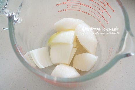 레시피에 적인 분량의 배와 양파, 생강을 넣고 새우젓 건더기 1/2 큰 술, 매실액 1½ 큰 술을 넣고 갈아줍니다. 시원한 배를 넣고 갈아서 단맛을 내고 찹쌀풀을 만들지않고 배와 양파를 갈아넣고 농도를 조절해줍니다.