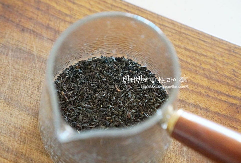 홍차시럽을 만들어요. 박나래 레시피가 인기가 높아지면서 인터넷으로 구매할 수도 있지만 간단하게 집에서 만들어 보았어요. 얼그레이 홍차 20g에 뜨거운 물 250ml를 부어줍니다. 2분 정도 우리다가 가볍게 저어준 뒤 3분 정도 더 우려주었어요. 설탕 38g을 넣어줍니다. 우린 홍차를 부어 설탕을 잘 녹여줍니다. 정말 간단하게 만들어 주었어요. 기호에 따라 단맛은 조절하여 주시고 찻잎 대신 티백으로 만들어 주셔도 좋아요. 얼그레이 시럽 20ml 정도 준비해요. 시럽의 맛에 따라 가감합니다.