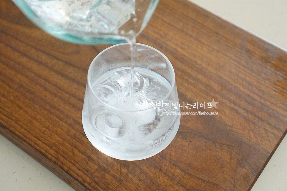 얼음 잔에 토닉워터를 부어줍니다. 토닉워터, 탄산수, 소다수 모두 좋아요. 위스키도 넣어주어요. 하이볼 만드는법 기본 비율은 위스키 1 : 탄산수 4라고 생각하시면 됩니다. 종류마다 향과 맛이 차이가 있어 만들어 드시면서 입맛에 맞게 양을 조절하시는 게 가장 맛있게 만드는법이이에요~ 레몬 슬라이스도 같이 넣어줍니다. 개인적으로 레몬이 들어가면 산뜻한 그 향이 참 잘 어울리는 것 같아요. 홍차시럽을 넣어줍니다. 홍차가 들어가면 색감이 예쁘답니다~ 허브 하나 올려 마무리해요. 향긋하고 달콤하고 알코올 향이 묻어나는 맛 그 매력에 인기가 많은 것 같아요. 우리가 잘 알고 있는 홍차 맛이면서도 칵테일의 매력을 담고 있어요. 영상도 같이 담았어요. 집에서 간단하게 만들기 좋고 가볍게 분위기 내기도 좋답니다. 그렇다고 지나친 음주는 몸에 해로우니 주의하여 주세요. 하이볼 만드는법 집에서 특별하게 분위기 내어 보세요^^ 끄읕 !