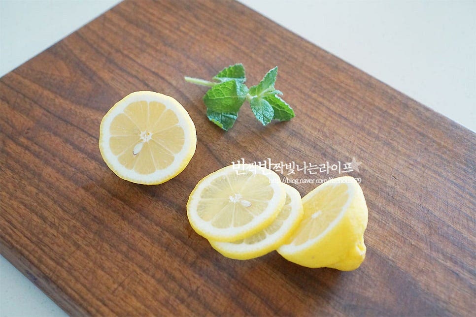레몬은 슬라이스하고 애플민트를 같이 준비했어요. 레몬이나 라임 같은 시트러스 한 과일과 허브를 같이 곁들여주면 잘 어울린답니다. 물론 없다면 생략 가능해요.