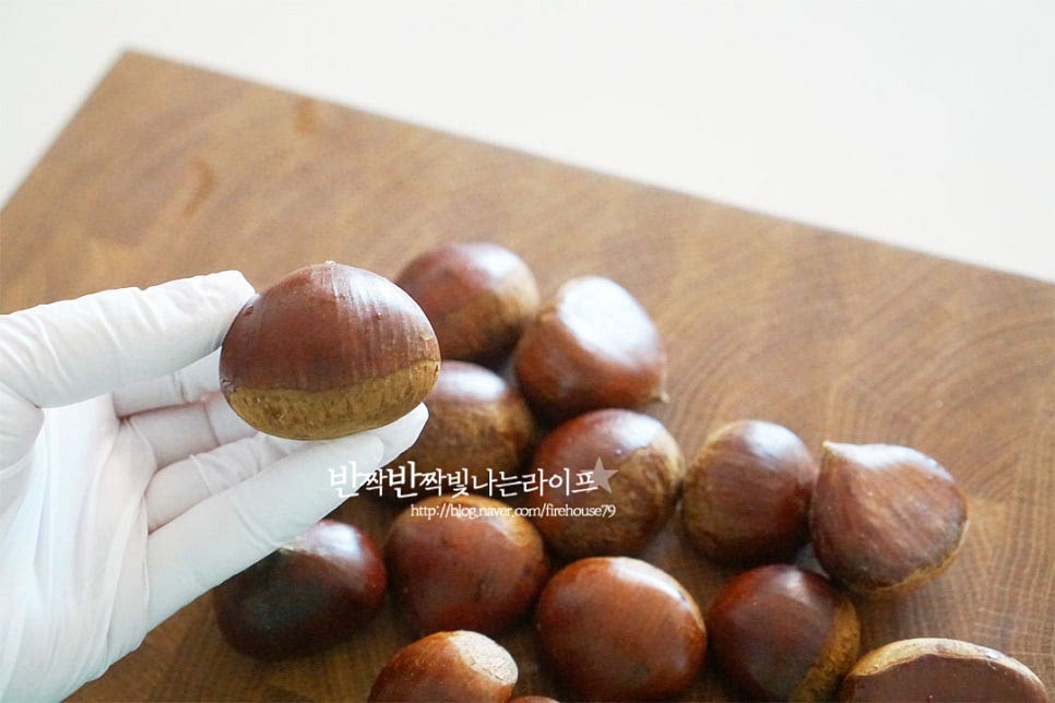 만져보았을 때 단단하며 광택이 나는 밤을 골랐어요. 군밤 만들기 좋은 품종도 따로 있다고 하는데 먹어보면 포슬포슬한 식감과 단맛이 차이가 있는 것 같아요. 먼저 밤을 세척한 뒤 칼집을 넣어주는 손질 과정이 필요한데 아무래도 단단한 과육에 칼집을 넣는 것이다 보니 꽤 어렵게 느껴지는 부분일 수도 있는데요. 요즘엔 칼집이 들어간 것도 많이 볼 수 있으니 상황에 따라 활용해 보는 것도 좋을 것 같습니다. 대략 물 1L 정도에 소금 1숟가락을 녹여줍니다. 간혹 벌레 먹은 것도 있기 때문에 껍질 속을 볼 수 없으니 소금물에 담가 선별해 줄 것이랍니다. 소금물에 담가 물 위로 뜨는 밤은 골라내어 줍니다. 10분 내외로 담갔다 흐르는 물에 씻어줍니다.