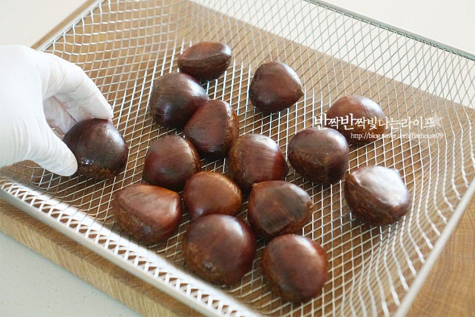 트레이에 겹치지 않게 올려줍니다. 오븐형 에어프라이어를 사용 중이라 골고루 익을 수 있도록 종이호일은 깔지 않고 구웠습니다. 바로 구워서 먹는 게 뜨끈하니 맛있어 먹을 만큼 먹음 그때그때 구워 먹는 맛이 좋아요. 군밤 에어프라이어는 180도 20~25분 구워줍니다. 기기의 사양에 따라 +10도 차이가 날 수 있으며 크기에 따라 중간에 확인하여 시간을 조절해 주세요. 큰 사이즈라 그런지 20분 구우면 약간 아삭한 느낌이라 3분 추가로 더 구웠습니다. 중간중간 익어가는 것을 확인해 보면 칼집 부분이 벌어지면서 노랗게 변하고 있어요. 참고로 칼집을 넣지 않으면 터질 수 있습니다. 갓 구운 군밤의 고소한 냄새와 함께 맛있게 잘 구워졌어요. 잘 구워진 것은 칼집 넣은 사이로 노랗게 벌어지면서 껍질이 쉽게 벗겨진답니다. 구수한 냄새가 달달하고요. 예전에는 길거리 간식들을 많이 볼 수 있었는데 요즘에는 그렇지 못하다 보니 집에서 에어프라이어를 활용하여 군밤 만들기로 아이들과 함께 달콤한 겨울의 맛을 즐길 수 있어요. 삶은 것과 또 다른 바삭한 식감과 먹을수록 고소한 맛에 자꾸만 손이 가요. 영상도 같이 담았어요. 밤 굽기를 하기 위해서는 칼집을 넣는 것, 에프 온도와 시간에 맞추어 굽기 이 두 가지만 알면 간단합니다. 겨우내 달달하게 먹기 딱이죠. 에어프라이어 군밤 굽기 달콤하고 맛있게 구워서 드세요. 끄읕 !