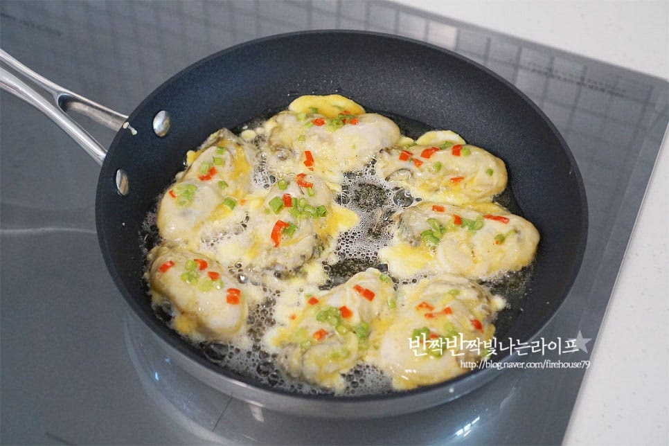 달군 팬에 식용유 넉넉하게 두르고 하나씩 올려줍니다. 전을 구울 때 식용유를 자작하게 둘러주면 바삭하고 고소한 풍미를 살릴 수 있어요. 한쪽 면이 익으면 뒤집어 앞뒤로 노릇노릇하게 구워줍니다. 이때 중약불에서 속까지 촉촉하게 익을 수 있도록 구워줍니다. 탱글탱글 식감과 함께 고소하면서 먹을수록 풍미를 깊게 맛볼 수 있어요. 계란 굴전 레시피는 기본적으로 맛보기 좋으며 간단하게 요리하기도 좋아요. 영상도 같이 담았어요. 수분이 있는 식재료로 물이 생기지 않게 손질해 준 뒤 튀김가루와 계란옷을 입혀 중약 불로 속까지 탱탱하게 구워주면 맛깔나게 완성입니다. 맛과 향이 가득한 굴전 만드는 법 노릇노릇 고소한 풍미와 감칠맛 살려 맛있게 요리해드세요. 끄읕 !