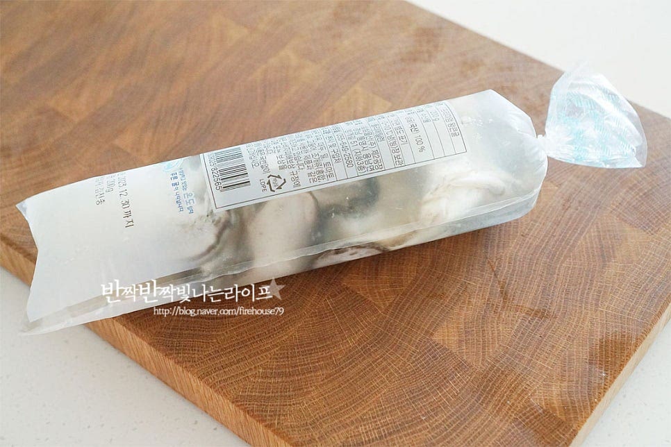 봉지에 담긴 생굴을 준비했습니다. 소포장되어 있어 깔끔하게 요리에 활용하기 좋은데요. 세척만 해주면 간편하답니다. 담백한 바다 감칠맛이 풍부하고 탱글하고 부드러운 식감이 맛이 좋은데요. 전이나 부침개, 튀김, 무침, 국 등 여러 가지 레시피로 요리하기 좋은 식재료이죠. 신선한 그대로 넉넉한 크기의 볼에 담고 소금 1 큰 술을 뿌려줍니다. 물기가 약간 남아있는 정도로 세척해 주면 됩니다. 부드럽기 때문에 자칫 터지기 쉬워 살살 흔들어저어가며 씻어줍니다. 살살 흔들어가며 세척하다보면 불순물이 나오는 게 보입니다. 그리고 서너 번 헹구어 씻어줍니다. 물에 오래 담그거나 여러 번 많이 헹구게 되면 맛있는 맛이 빠지고 싱거워질 수 있으니 너무 과하게 씻지 않는 게 좋습니다. 굴 세척에서부터 굴전만들기 까지 부서지거나 터지지 않게 살살 조심하여 다루어주는 것이 좋습니다. 헹군 뒤 물기를 빼줍니다. 세척 후 물기를 꼼꼼하게 제거해 주어야 물이 생기지않게 요리할 수 있습니다. 체에 밭쳐 어느 정도 물기를 뺀 뒤 키친타월로 꼼꼼하게 제거해주면 데치지 않고도 전을 굽기 좋습니다. 물기를 제거한 뒤 참기름 1/2 큰 술을 뿌려 골고루 버무려줍니다. 참기름을 넣어주면 고소한 풍미를 살릴 수 있고 탱글하게 비린맛도 잡아준답니다.