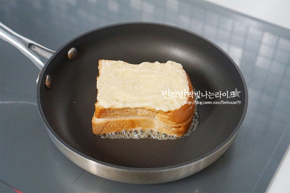달군 팬에 소스를 바른 빵을 올려 노릇하게 구워줍니다. 윗부분으로 소스를 발라줍니다. 앞뒤로 뒤집어 구워줍니다. 옆면도 소스를 발라 같이 구워줍니다. 전체적으로 노릇하게 구워주어야 빠삭빠삭 식감이 맛이 좋아요~ 버터토스트 겉면에 설탕이 녹아 만져보면 바삭바삭 코팅이 되었답니다. 한 김 식히면 겉이 더 바삭바삭해요~ 색감부터 정말 달콤해 보이죠^^ 포크로 톡톡 두드려보면 바삭바삭한 식감이 느껴지는데요. 겉이 설탕으로 코팅이 되어 색다른 맛을 느낄 수 있어요. 영상도 같이 담았어요. 달고나 토스트 레시피 속에 치즈가 쭈욱 늘어나는 맛 맛있게 만들어 드세요^^ 끄읕 !