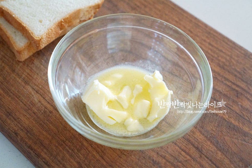 달고나 소스를 만들어 줍니다. 버터는 실온에 두어 부드럽거나 단단하다면 전자레인지 20초 돌려 부드럽게 하여 줍니다. 완전히 녹으면 소스를 바르기 어려우니 말랑한 정도가 좋아요~ 버터 2 큰 술, 황설탕 2 큰 술 같이 볼에 담아줍니다. 재료가 어우러지게 잘 섞어줍니다.