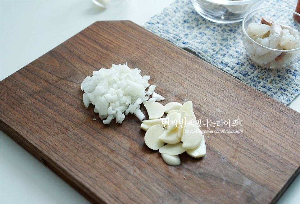 양파는 잘게 다져주고, 마늘을 편으로 썰어 준비해요. 베이컨은 잘게 채 썰어 고 주고, 양송이버섯은 큼직하게 4등분 슬라이스해주었어요. 버섯은 볶다 보면 숨이 죽어서 큼직하게 썰어주어야 식감이 좋아요. 새우는 냉동 새우 해동하여 넣어주었어요.