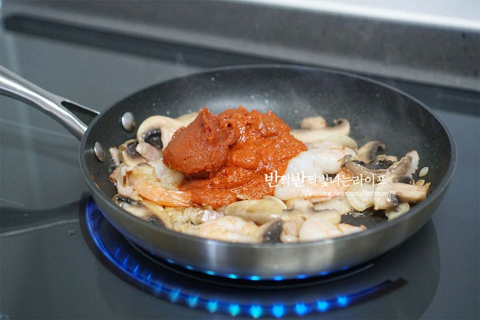 로제소스를 만들어줍니다. 재료가 노릇노릇해지면 토마토소스 100ml, 토마토 페이스트 3~4T 를 넣어줍니다. 토마토소스만 넣는 것보다는 페이스트를 같이 넣어주면 향도 진하고 더 맛있어요. 없다면 페이스트는 생략 가능하며, 토마토소스 양을 더 넣어주심 됩니다. 생크림 200ml, 우유 100ml를 넣어줍니다. 부드러운 고소함이 더해져요~ 그리고 소스 재료를 골고루 섞어주어요. 파마산 고형 치즈 간 것 또는 슬라이스 치즈를 넣고, 후추를 약간 넣어줍니다. 치즈가 들어가면 두 가지 소스가 더 조화롭게 어우러지고, 진득한 고소함이 살아요~ 밥을 넣고 끓여줍니다. 리조또는 원래 쌀을 볶아가며 식감을 살려 익혀주는데요. 보다 간단하게 만들고 싶을 때는 저와 같이 밥을 넣고 만드심 편해요. 밥알이 퍼지면 식감이 없으니 고두밥이나 현미밥을 넣어주면 밥알 식감도 살릴 수 있답니다^^ 밥알이 잘 어우러지면 부족한 간은 소금으로 해주고 마무리해 주어요. 로제 리조또 만들기 앞서 말한 대로 밥을 활용하면 후다닥 완성할 수 있어요~ 크림과 토마토소스가 어우러진 장밋빛 색감은 보기만 해도 참 먹음직스럽죠. 만들기 영상을 같이 보심 더 쉽고 맛있게 만드실 수 있답니다. 새우와 버섯을 보기 좋게 담아 올려주고, 파슬리 가루 톡톡 뿌려주면 레스토랑 외식하는 것 못지않게 집에서도 맛깔나게 만들어 드실 수 있어요. 밥알이 퍼지지 않도록 식감을 살려 볶아주면 특유의 밥알 느낌도 살리고 진한 풍미를 맛볼 수 있고요. 리조또 만들기 집에서도 간단하게 즐기는 법 밥으로 만들면 훨씬 쉬워요. 크림과 토마토가 고민될 때는 두 가지 장점 모두를 담은 로제 리조또로 즐겨보심 맛있답니다. 맛있게 만들어 드세요^^ 끄읕 ! 크림 리조또 포스팅도 같이 참고해 주세요.