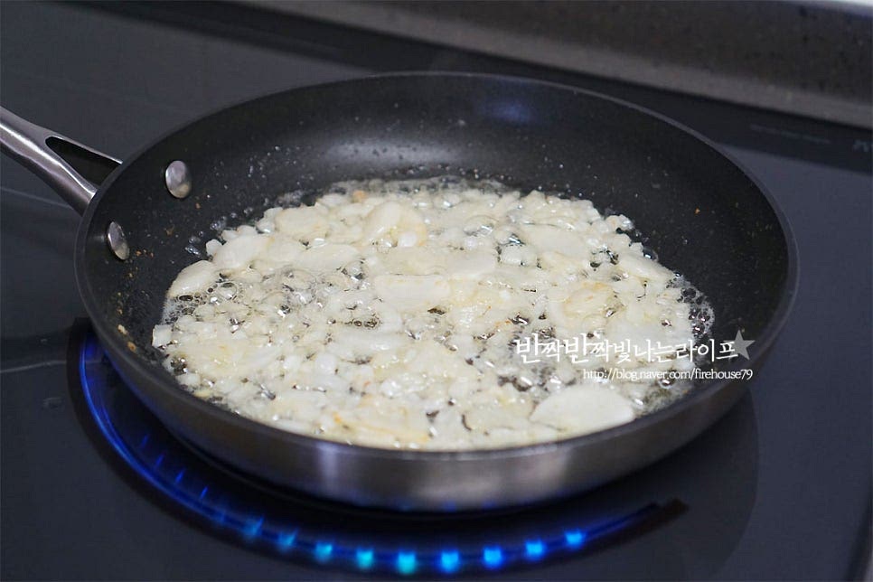 팬에 버터 2T 듬뿍 넣고 다진 양파와 마늘을 볶아줍니다. 양파와 마늘이 갈색빛이 돌 때까지 타지 않도록 중약불에서 볶아줍니다. 갈색빛이 날 때까지 볶으면 풍미가 더 좋아요. 양송이버섯, 새우, 베이컨을 넣고 같이 볶아줍니다. 겉면이 노릇할 정도로 볶아주어야 재료에 스며드는 버터 풍미가 더 깊어요.