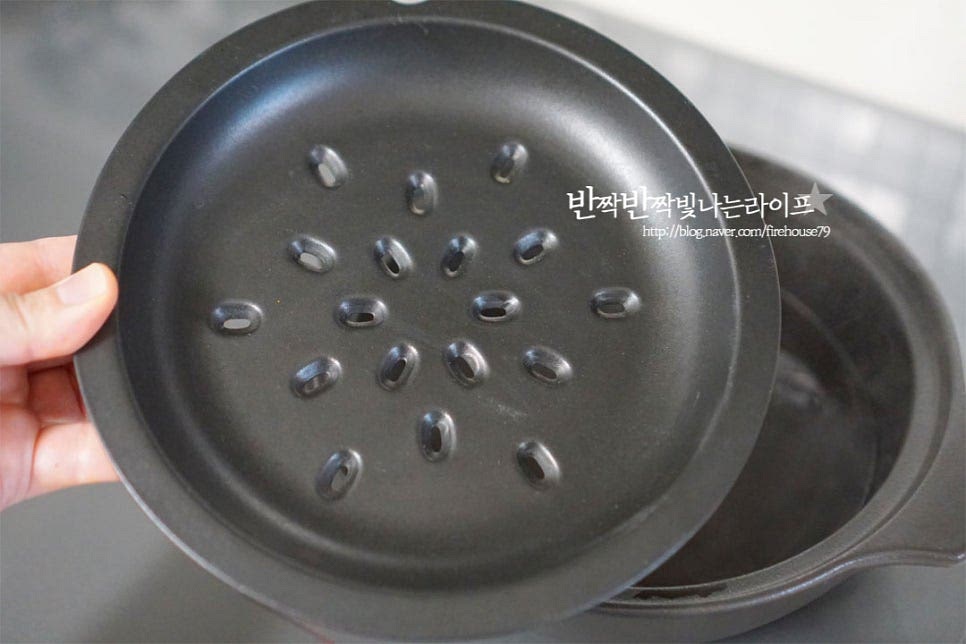 재료 손질이 되면 냄비와 찜기를 준비합니다. 찜기 위에 자른 단호박을 올려줍니다. 이때 옆으로 뉘여서 올려줍니다. 껍질이 바닥에 향하게 올리고 뚜껑을 덮고 찌면 물이 떨어질 수 있기 때문에 옆으로 올려주었습니다. 냄비에 물 500ml 정도를 붓고 끓어오르면 찜기를 올립니다. 냄비의 크기에 따라 물의 양은 조절해 주는데 끓어올랐을 때 찜기 위로 물이 튀어 오르지 않는 정도면 됩니다. 뚜껑을 덮고 7~8분 정도 찝니다. 찌는시간은 김이 오른 뒤 넣고 7분 정도면 되는데요. 양이나 크기에 따라 조금 다를 수 있습니다. 1~2분 정도 뜸을 들인 뒤 뚜껑을 열어보면 촉촉하게 잘 익었습니다. 노란색이 진해지고 젓가락으로 찔러보았을 때 부드럽게 들어가는 정도면 됩니다.