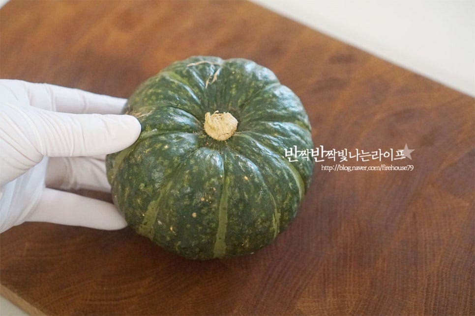 미니 사이즈의 단호박 1개를 준비합니다. 껍질째 냄비에 올려 쪄줄 것이라 먼저 꼼꼼하게 세척해 줍니다. 베이킹소다 1 큰 술을 뿌린 뒤 표면을 꼼꼼하게 문질러줍니다. 베이킹소다 대신 식초나 채소세정재를 사용해도 됩니다. 그리고 잠길 정도로 물을 부어 5분 정도 두었다가 흐르는 물에 한 번 더 세척해 줍니다. 사이사이 깨끗하게 세척해 준 뒤 물기를 제거해 주세요.