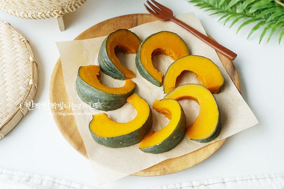 한 김 식혀 먹기 좋게 담아서 완성합니다. 그대로 먹으면 촉촉하고 달콤한게 맛이 좋으며 입맛에 따라 견과류나 꿀을 곁들여도 좋습니다. 미니 단호박요리로 샐러드나 스프, 죽을 끓여 활용해도 좋고요. 단호박을 세척한 뒤 먹기좋게 잘라서 쪄서 먹는 것이라 조리시간도 짧고 수분이 촉촉하고 보드랍습니다. 칼로리 부담이 적어 간식이나 다이어트 메뉴로 먹기도 좋답니다. 달콤한 단호박을 맛있게 요리해드세요. 끄읕 !