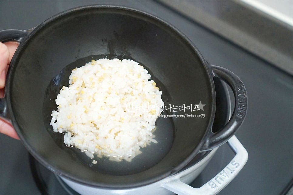 뚝배기와 같이 온기가 있는 그릇에 밥을 한 공기 담아줍니다. 국밥집에서 보면 밥과 같이 담을 때 국물을 여러 번 부었다가 따라내어 덥히는 토렴을 하듯이 따뜻하게 데워줍니다. 데친 콩나물을 넉넉히 담아주고요. 오징어와 김치, 대파와 고추를 올려줍니다. 달걀도 같이 올려주고 고춧가루 약간 뿌려줍니다. 달걀과 고춧가루는 취향껏 더해주세요. 영상을 같이 보시면 만드시는 데 도움이 되실 거예요. 깔끔하고 시~원한 국물 맛은 재료에서 나온 맛과 함께 새우젓과 소금으로만 담백하게 간을 해서 더 맛있게 드실 수 있어요. 내내 따뜻하게 먹을 수 있도록 뚝배기에 담아내면 더 좋고요. 뜨끈하고 든든한 김치 콩나물국밥 맛있게 만들어 드셔보셔요. 한 그릇에 매력 가득입니다. 맛있게 만들어 드세요^^ 끄읕 !