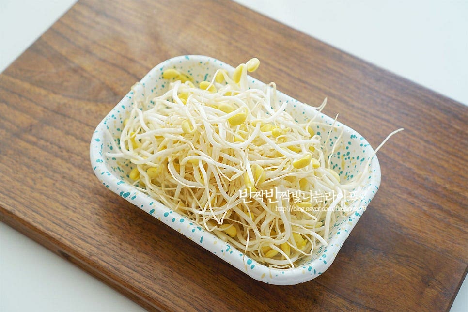 콩나물은 다듬어 씻은 뒤 물기를 털어줍니다. 김치는 먹기 좋게 잘게 썰어줍니다. 가위를 사용하면 간편해요. 대파와 고추는 송송 썰어줍니다. 매운맛 기호에 따라 고추를 준비해 주세요.