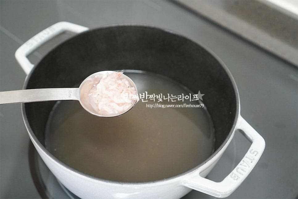 오징어와 콩나물을 삶은 육수는 그대로 감칠맛이 좋아요. 여기에 시원함을 살려주는 새우젓 1 큰 술을 넣어줍니다. 국밥 간은 새우젓이 깔끔해요. 다진 마늘 1 큰 술을 넣고 간을 본 뒤 부족한 간은 소금으로 해줍니다. 전주 콩나물국밥 만들기 재료와 국물을 따로 만들어 깔끔하게 맛을 내어줍니다.
