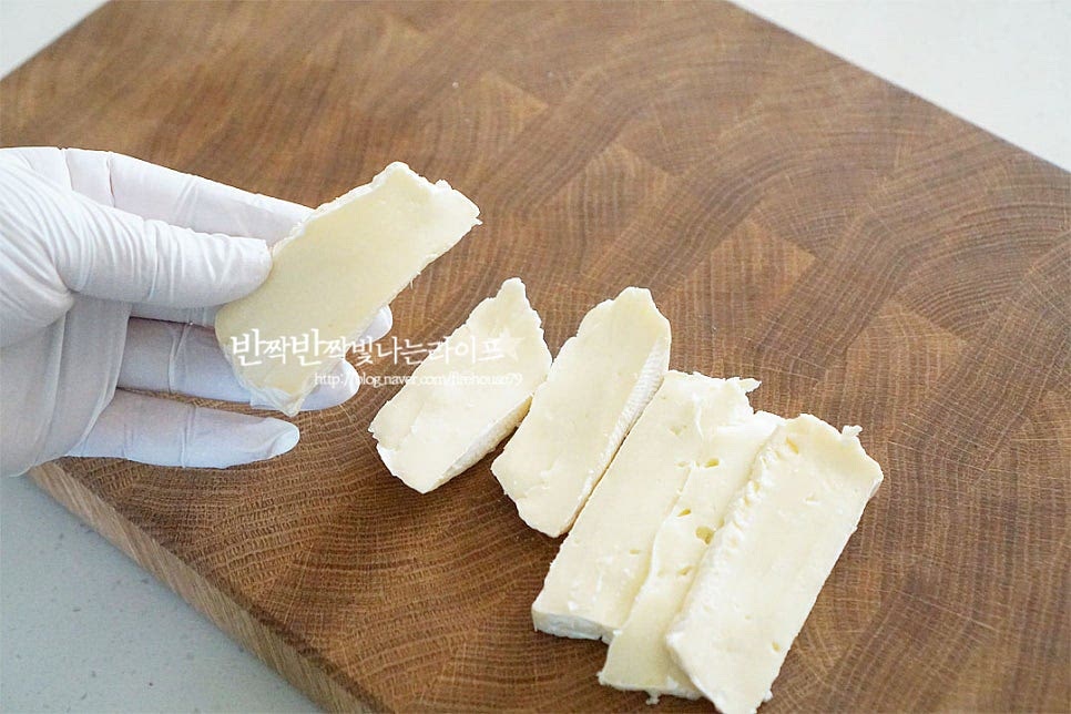 브리치는 치즈의 여왕이라고도 불리는 것처럼 향이 풍부하고 크림처럼 부드러운 질감이라 파스타와 잘 어울리는데요. 뜨거울 때 섞어 꾸덕꾸덕 녹여줄 것이라 얇게 썰어주었습니다. 겉의 하얀 곰팡이는 칼로 긁어 제거해 주고 끝부분을 조금 잘라낸 뒤 얇게 편으로 썰었어요. 종류마다 진하기가 조금 다르므로 알려드린 양에서 조절하여 간을 맞추어주셔도 좋습니다. 조금 잘게 썰어주었어요. 완성되면 고명으로 올려줄 1/4 정도는 따로 담아두었어요. 녹아서 어우러지는 맛도 좋지만 중간중간 덩어리로 먹는 식감도 좋답니다.