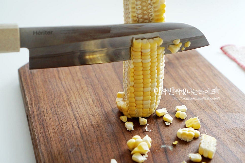 옥수수는 알갱이만 분리하여 줍니다. 요즘은 알갱이만 분리하는 도구도 나오던데 심지 부분을 중심으로 칼로 썰어주면 쉽게 분리할 수 있어요. 알갱이와 심지를 분리해 주었어요.