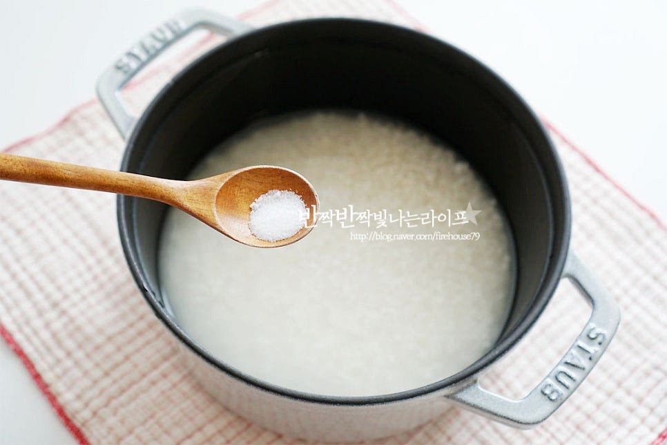 불린 쌀과 물을 1: 0.9 비율로 넣어준 뒤 소금 약간을 잘 녹여줍니다. 초당옥수수의 경우 수분이 많은 편이라 밥을 지을 때보다 물을 조금 적게 넣어주었어요. 쌀로 솥밥을 지을 때는 물과 쌀을 1:1로 넣어주심 되고요. 소금이 약간 들어가면 단맛 감칠맛이 더 깊어요. 분리해두었던 옥수수 심지도 같이 넣어줍니다. 옥수수밥에 심지가 들어가면 달콤한 향이 더 진해요~ 알갱이까지 모두 넣어줍니다. 전기밥솥의 경우 이대로 취사 버튼을 눌러주심 됩니다.