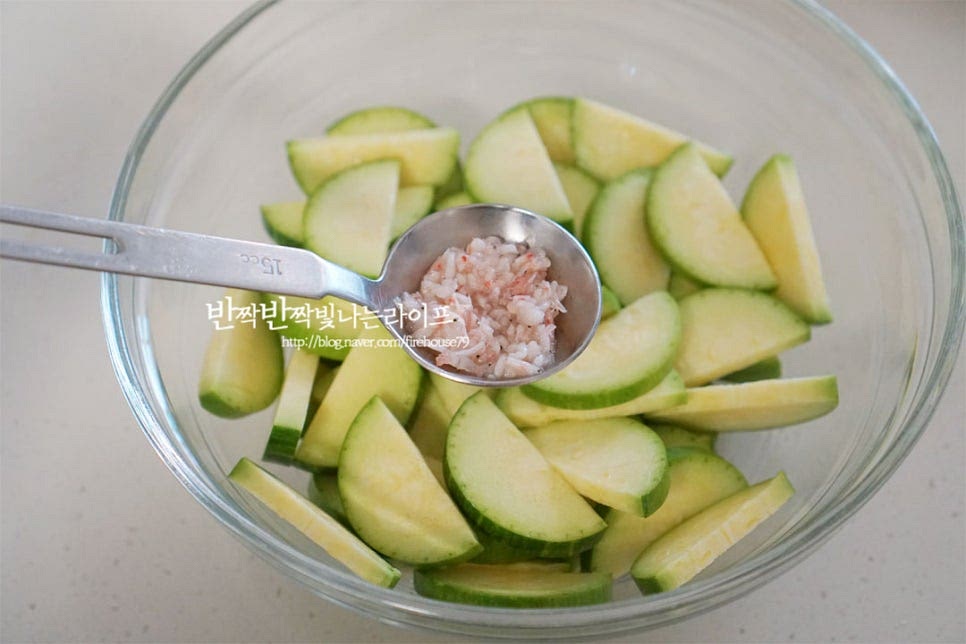 넉넉한 크기의 볼에 준비한 재료를 넣고 새우젓 2/3 큰 술을 넣고 버무려줍니다. 건더기만 건져서 가위로 잘게 다져주었습니다. 10분 정도 버무려 절여줍니다. 밑간해서 볶음 반찬 만들면 간도 맛있게 배고 절여지면서 잘 부서지지 않아 식감이 살캉하고 맛있습니다.