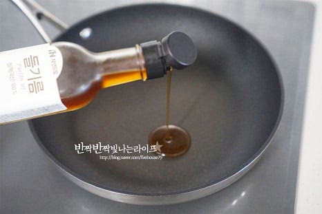 깊이가 있는 팬이나 웍에 들기름 1 큰 술, 식용유 1/2 큰 술을 두르고 간 마늘 1/2 큰 술, 다진 파 1 큰 술 듬뿍 넣고 향을 내어줍니다. 들기름은 발연점이 낮아 식용유와 섞어서 요리했습니다. 들기름 대신 참기름도 가능합니다. 향신 재료가 타지 않고 향이 날 수 있도록 볶은 뒤 양파와 당근을 넣고 어우러지도록 1분 정도 볶습니다. 파 기름이 코팅되면 절인 애호박을 넣어줍니다. 재료에서 나온 수분까지 모두 넣어주면 됩니다. 재료가 섞이고 겉면이 익을 수 있도록 2~3분 정도 볶아줍니다. 재료가 어우러지면 뚜껑을 덮고 중약 불로 2~3분 정도 익혀줍니다. 채소에서 나오는 수분 정도에 따라 물이나 육수를 한두 숟가락 촉촉하게 넣어주셔도 됩니다. 2분 뒤 뚜껑을 열어보니 무르지 않으면서도 부드럽게 아삭한 정도로 잘 익었습니다. 부족한 간은 소금이나 참치액으로 맞추어줍니다. 참치액 1/2 작은 술 정도 추가했습니다. 먹기 좋게 익으면 바로 간 깨소금을 넣고 불을 끈 뒤 들기름 약간 더해 구수하게 들기름 애호박볶음 마무리 완성합니다. 잔열에서도 더 익으니 너무 무르게 익히지 않아도 됩니다.