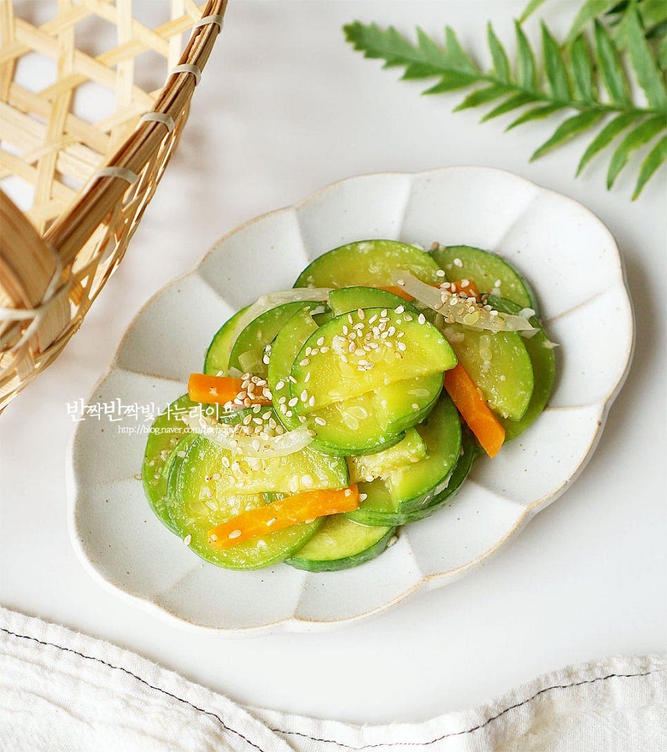 들기름에 애호박을 볶아 구수하면서고 새우젓으로 간을 해서 적당하게 살캉한 식감과 감칠맛이 먹음직스럽게 완성입니다. 마지막에 통깨 약간 뿌려 푸짐하게 담아주었습니다. 애호박볶음은 양념 국물 자박하게 촉촉하게 만들면 따뜻하게 먹어도 차갑게 곁들여도 모두 맛있습니다. 들기름으로 향을 내고 새우젓에 절인 애호박을 식감 살려 볶으면 완성되는 간단한 레시피로 밥이랑 같이 먹으면 부드럽게 달큰하답니다. 애호박새우젓볶음 맛있게 만들어 반찬으로 든든하게 챙겨드세요. 끄읕 !