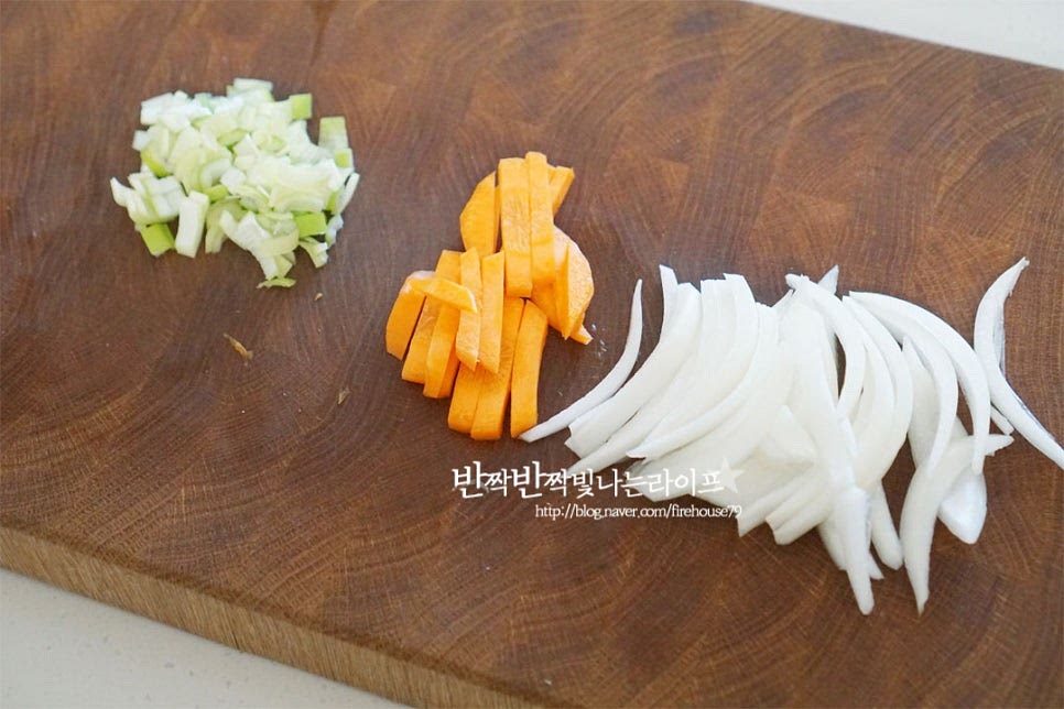 양파와 당근은 채를 썰고, 대파는 흰 부분을 잘게 다져 썰어줍니다. 버섯이나 파프리카 등 좋아하는 채소를 곁들이면 푸짐하게 어우러집니다. 통깨를 넣어도 맛있지만 구수한 풍미를 진하게 하기 위해 볶은 깨를 바로 갈아서 1 큰 술 정도 준비합니다.