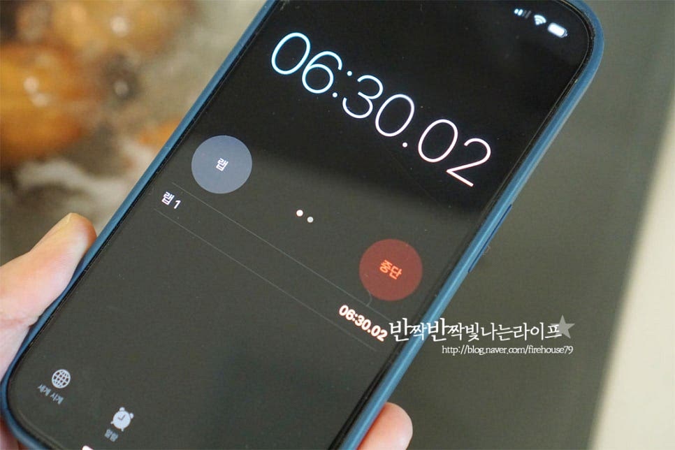 꿀이 떨어지는 것 같은 노른자 상태의 반숙은 6분 30초~ 7분입니다. 시간에 맞추어 꺼내어줍니다. 잔열로 계속 익지 않도록 차가운 물 또는 얼음물에 담가줍니다. 물이 끓기 전 미리 얼음물을 준비해두었다가 빠르게 담그면 딱 먹기좋게 식으면서 껍질을 벗기기도 수월해집니다. 촉촉하게 노른자가 느껴지는 정도의 반숙은 8~9분 삶아줍니다. 두 가지 종류의 반숙란으로 입맛에 맞게 시간을 조절해주세요.