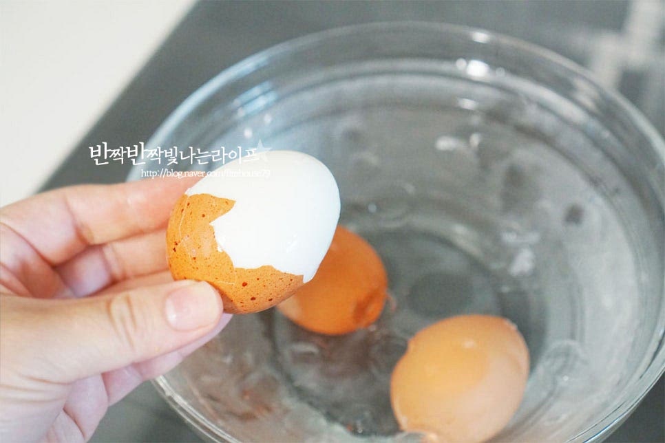 찬물에 넣고 바로 식히면 껍질 벗기기도 쉽고 양 끝 부분을 톡톡 금이 가도록 한 뒤 물에 담갔다가 껍질을 벗기면 그 사이로 물이 들어가 더 수월해요. 껍질이 슥슥 쉽게 벗겨집니다. 반으로 잘라보면 시간에 따라 익힘 정도가 다르죠. 먼저 꺼낸 반숙은 노른자가 꿀처럼 흘러내려서 바로 삶아서 먹으면 고소하게 맛있어요.