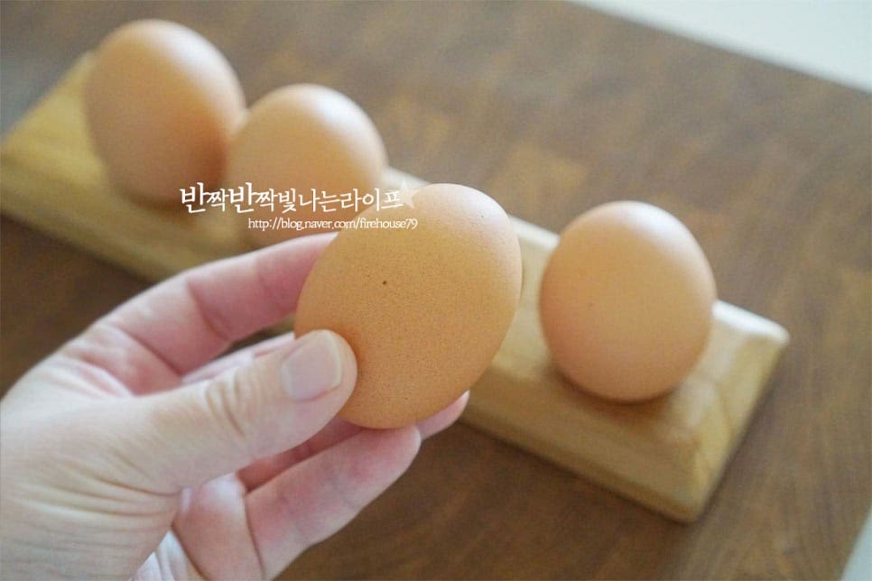 냉장고에 보관해둔 달걀은 미리 실온에 꺼내어 냉기를 빼줍니다. 차가운 상태 그대로 삶게되면 껍질이 깨지기 쉬우니 미리 30분 이상 꺼내어 둡니다.